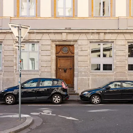 Le Haussman 4 Places - Louis Pradel - Netflix * ליון